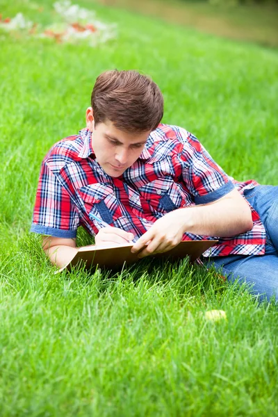 Joven estudiante con nota al aire libre — Foto de Stock