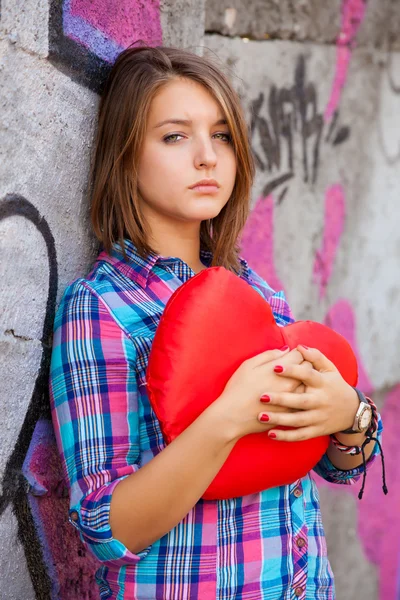 Tonåring tjej med hjärtat på utomhus. — Stockfoto