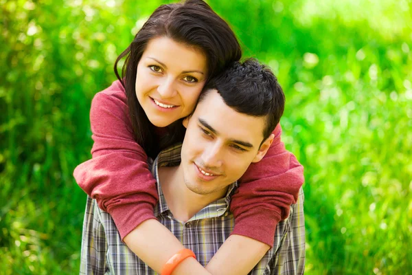 Casal Relaxante na grama verde.Parque . — Fotografia de Stock