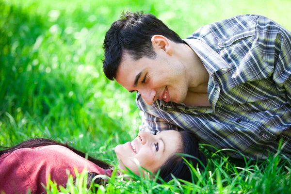 Couple Relaxing on Green Grass.Park. — Stock Photo, Image