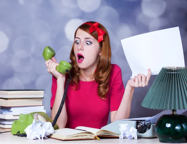 Vrouw bij schrijfmachine op telefoon — Stockfoto