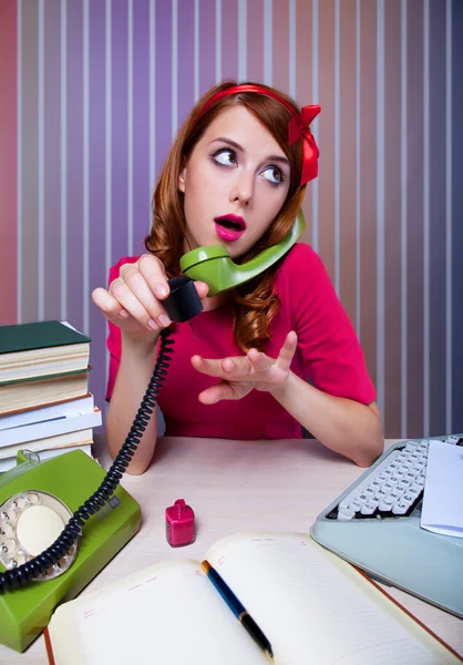 Vrouw bij schrijfmachine op telefoon — Stockfoto