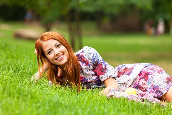 Meisje met apple op buiten — Stockfoto