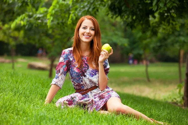 Chica con manzana al aire libre — Foto de Stock