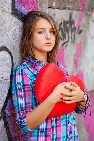 Ragazza adolescente con cuore all'aperto . Immagini Stock Royalty Free