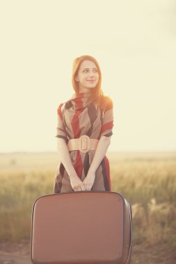 Kızıl saçlı kız çanta, açık.