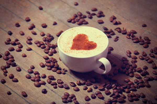 Tasse avec café et forme du cœur de cacao dessus . — Photo