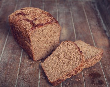 ahşap masa üstünde lezzetli ekmek