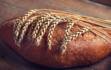 ahşap masa üstünde lezzetli ekmek