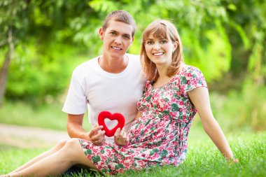 Kocasından hamile bir kadın.