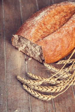 ahşap masa üstünde lezzetli ekmek