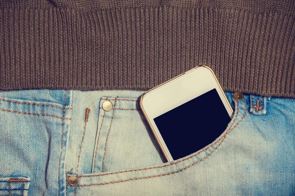 Kot pantolon cebinde cep telefonu — Stok fotoğraf