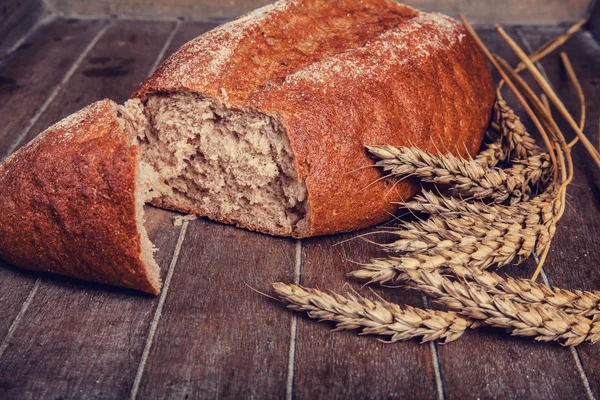 Heerlijke brood op een houten tafel — Stockfoto