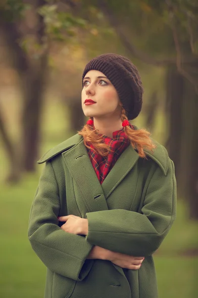 Stile rossa ragazza a bellissimo autunno all'aperto — Foto Stock