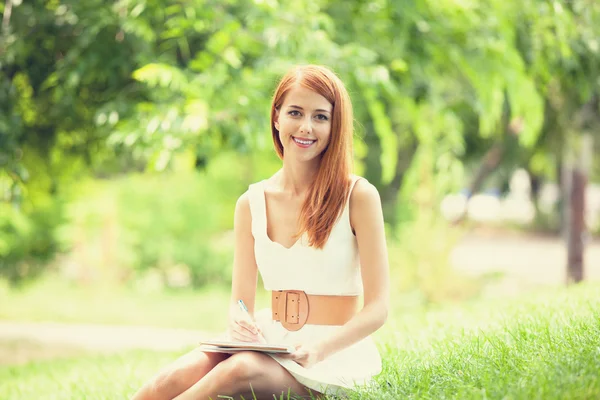 Hermosa mujer joven con nota al aire libre —  Fotos de Stock