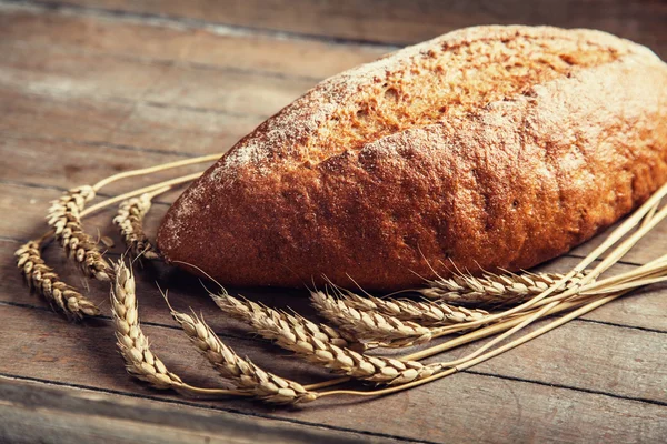 Leckeres Brot auf einem Holztisch — Stockfoto