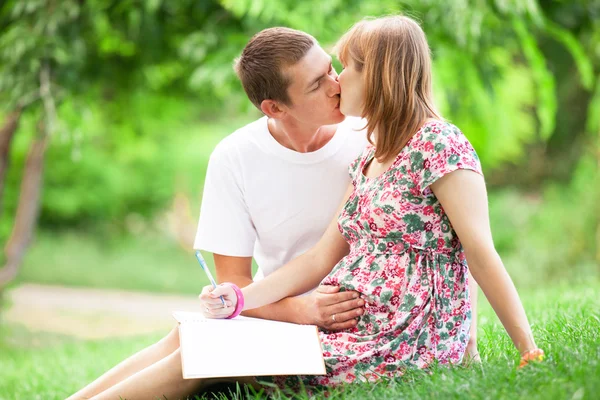 Pregnant woman with her husband — Stock Photo, Image