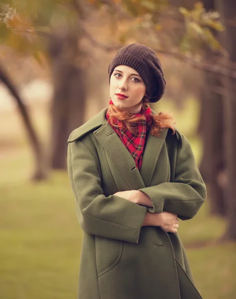 Stil Rotschopf Mädchen bei schönen Herbst im Freien — Stockfoto