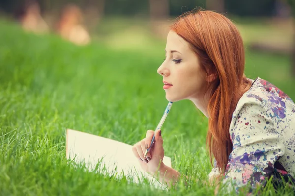 Hermosa mujer joven con nota al aire libre —  Fotos de Stock