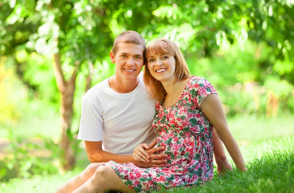 Pregnant woman with her husband — Stock Photo, Image