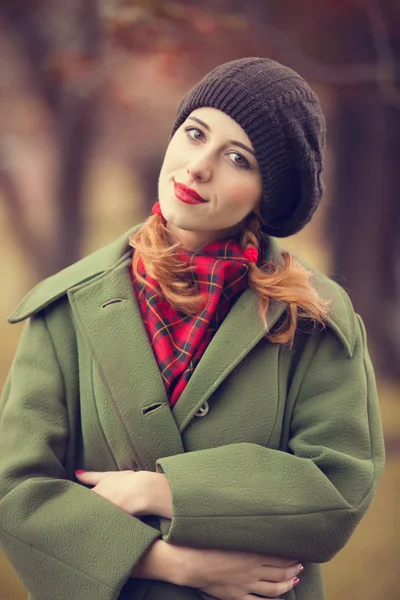 Stile rossa ragazza a bellissimo autunno all'aperto — Foto Stock