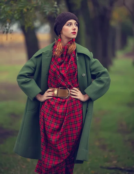 Rödhårig tjej på vackra hösten utomhus — Stockfoto