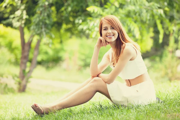 緑の芝生で横になっている赤毛の女性 — ストック写真