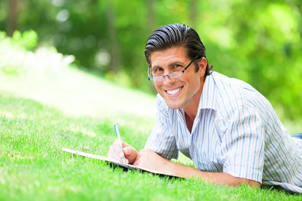 Giovane studente con nota all'aperto — Foto Stock