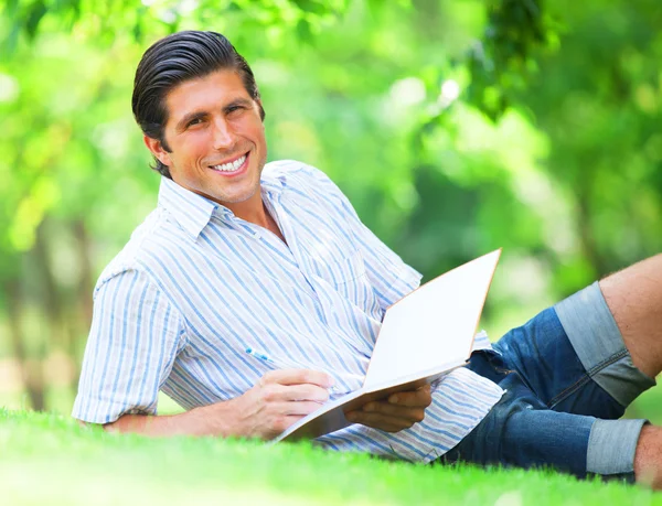 Jonge student met opmerking bij buiten — Stockfoto