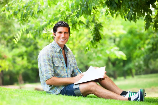 Joven estudiante con nota al aire libre — Foto de Stock