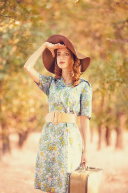 bavul ağaç 's alley, Kızıl saçlı kız.