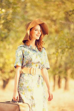 bavul ağaç 's alley, Kızıl saçlı kız.