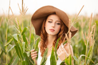 Kızıl saçlı kız Mısır alanında