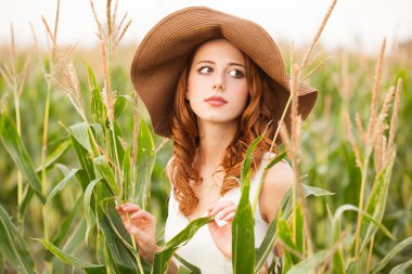 Kızıl saçlı kız Mısır alanında