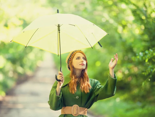 Roscata fata cu umbrelă la exterior — Fotografie, imagine de stoc