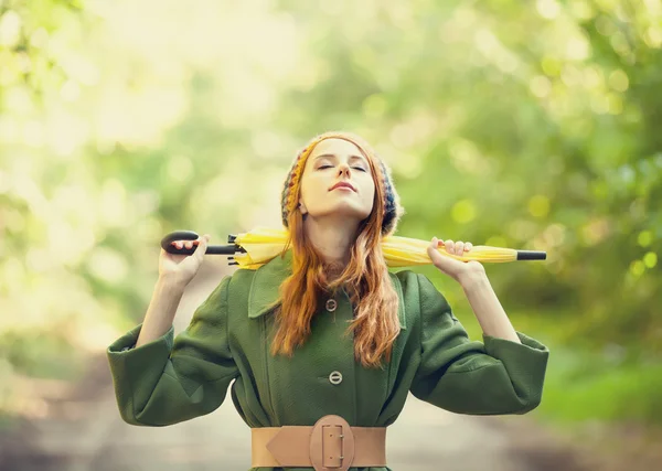 Roodharige meisje met paraplu bij buiten — Stockfoto