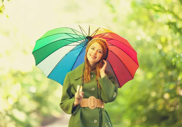 Ragazza rossa con ombrello all'aperto — Foto Stock