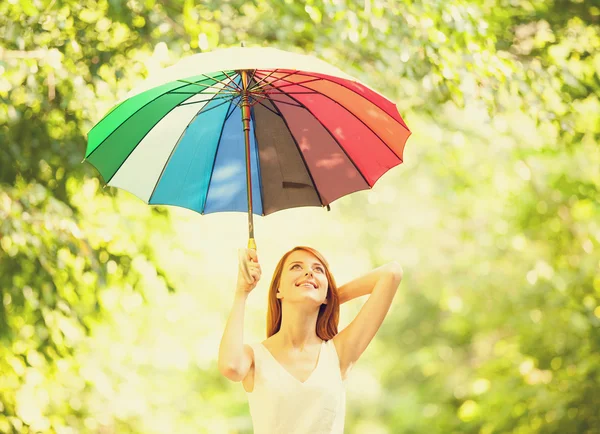 Κοκκινομάλλα κοπέλα με ομπρέλα σε εξωτερικούς χώρους — Φωτογραφία Αρχείου