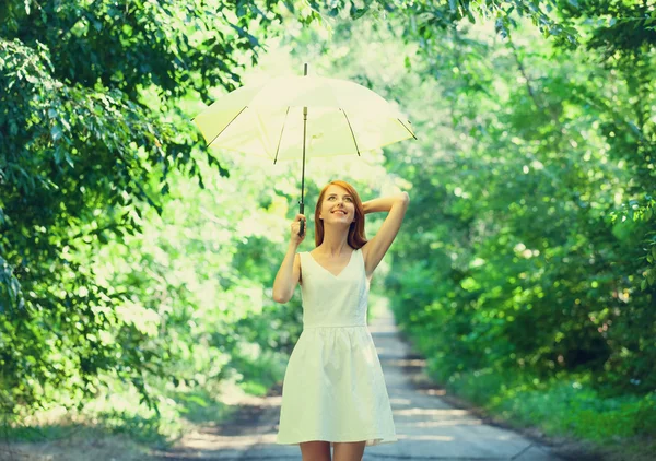 Redhead girl with umbrella at outdoor — Stock Photo, Image