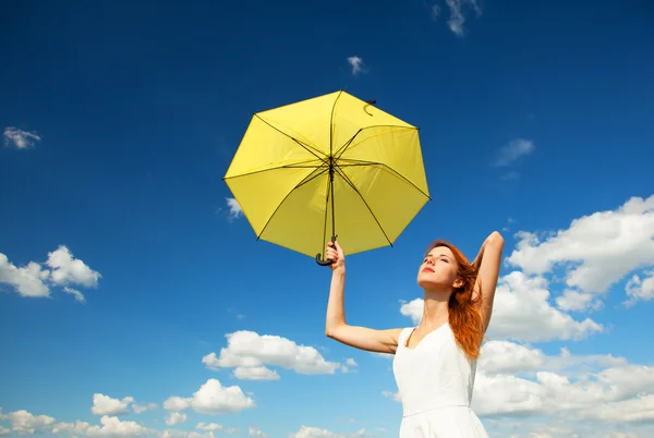 Meisje met paraplu bij hemelachtergrond. — Stockfoto