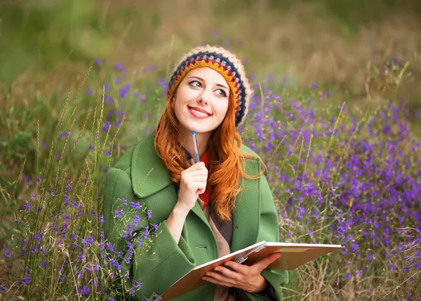 Redhead girl with note at outdoor — Stock Photo, Image