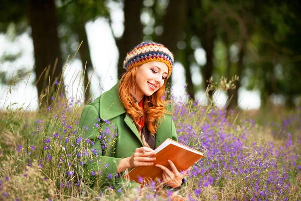 Menina ruiva com nota ao ar livre — Fotografia de Stock