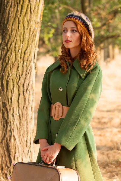 Bavul ağaç 's alley, Kızıl saçlı kız. — Stok fotoğraf