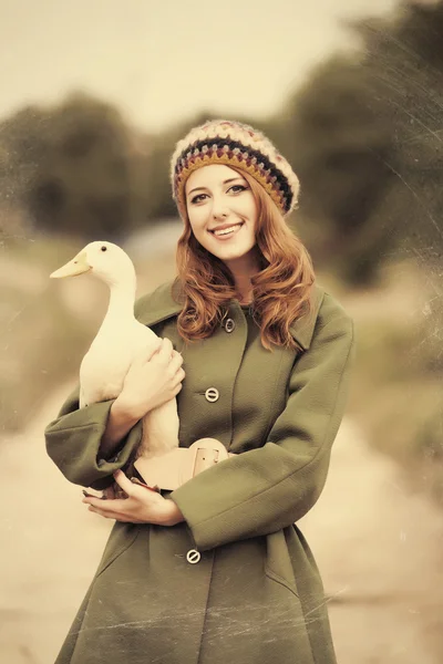 Rödhårig tjej med duck på utomhus — Stockfoto