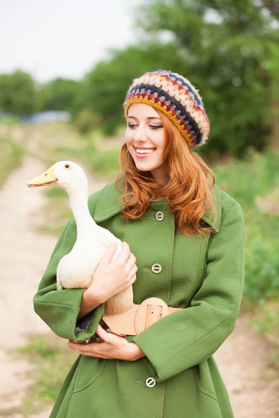 Rusovláska dívka s kachna na venkovní. — Stock fotografie