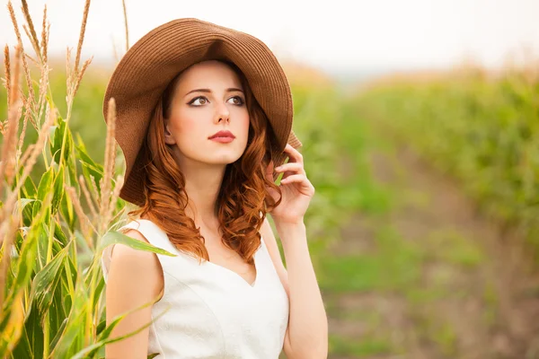 Ragazza rossa nel campo di mais — Foto Stock