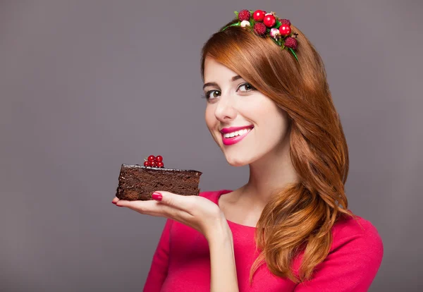 Femme rousse avec gâteau aux baies — Photo