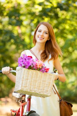 Kızıl saçlı kız ile retro Bisiklet park.