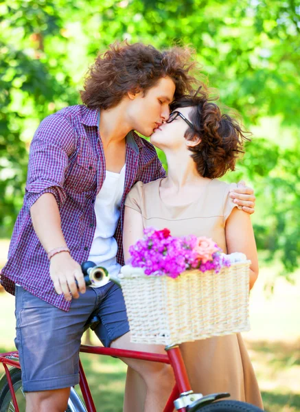 Couple avec vélo rétro dans le parc — Photo