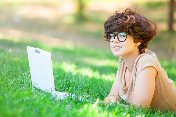 Brunette fille avec ordinateur portable à l'extérieur . — Photo